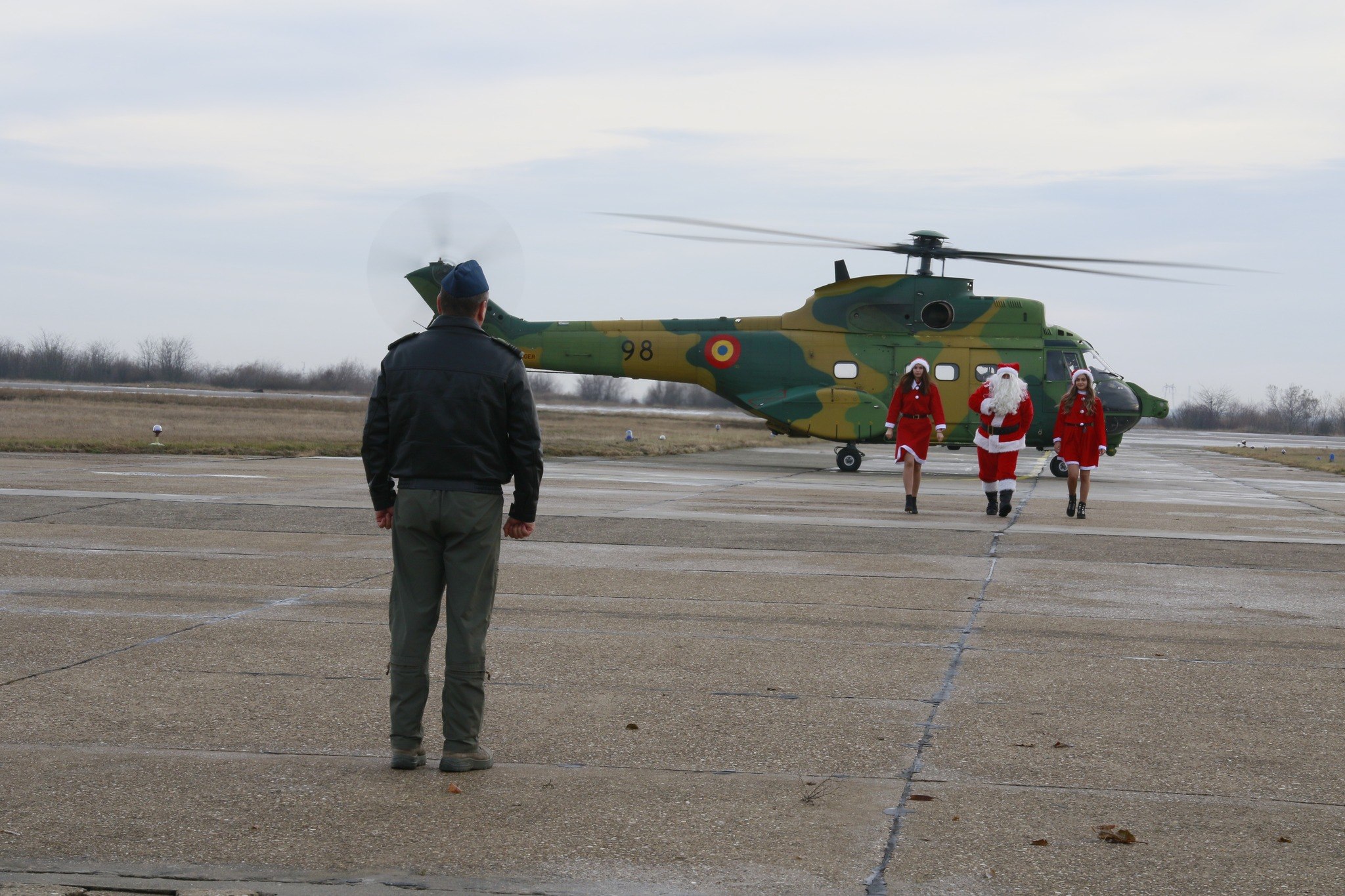 Moș Crăciun a sosit cu un elicopter Puma la Baza Aeriană Mihail Kogălniceanu Moș Crăciun a sosit cu un elicopter Puma la Baza Aeriană Mihail Kogălniceanu