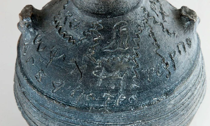 Vas ceramic cu inscripție de la Capidava (foto: Marius Amarie / Muzeul Național de Istorie a României)