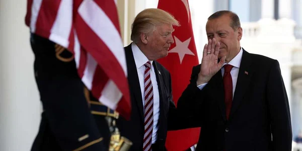 Preşedintele Donald Trump (L) îl întâmpină pe preşedintele Recep Tayyip Erdogan (R) din Turcia în afara Wing West din Casa Albă