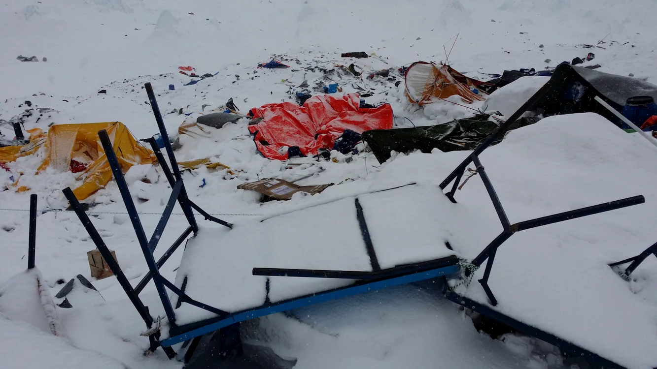 Așa arăta cortul lui Găvan după avalanșă (foto: arhivă personală)