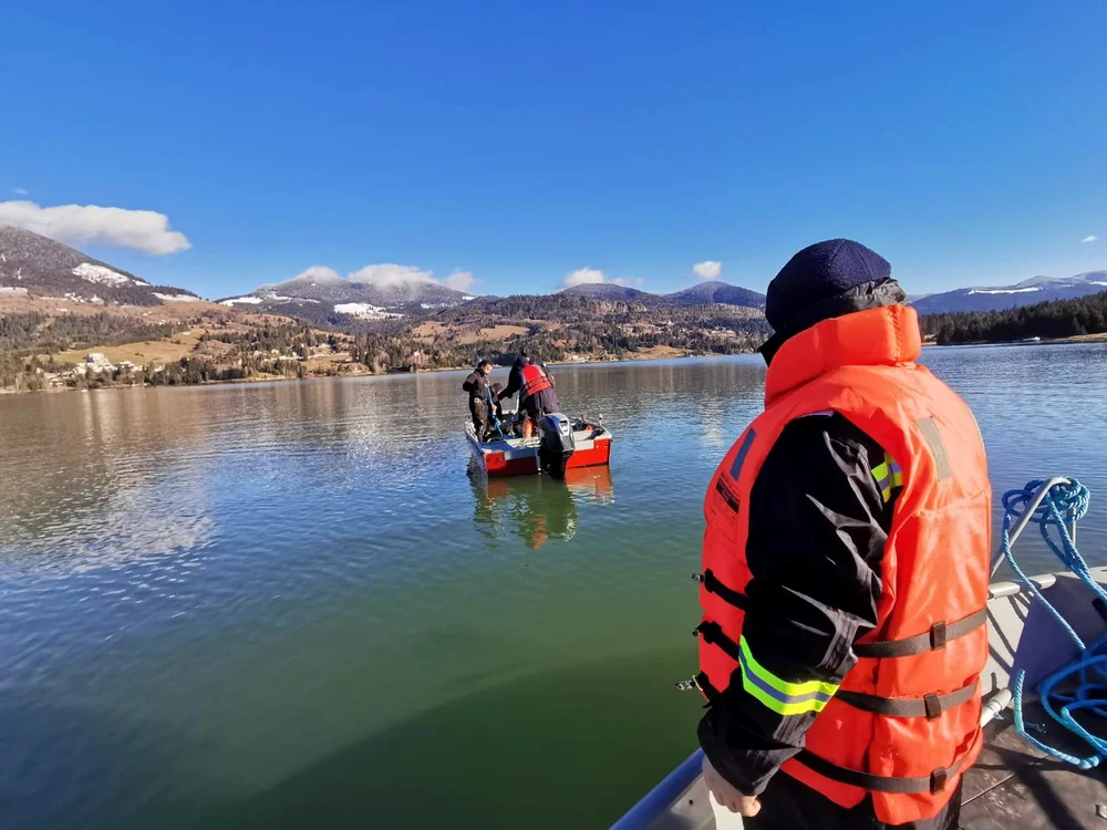 Căutările pentru găsirea tânărului dispărut în lacul Colibița continuă FOTO: ISU Bistrița Năsăud