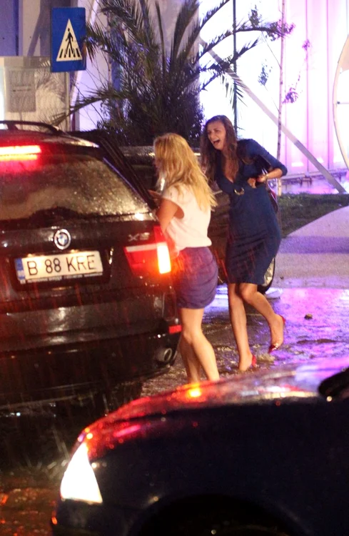 Ramona Gabor nu s-a grăbit să urce în maşina care o aştepta în faţa clubului