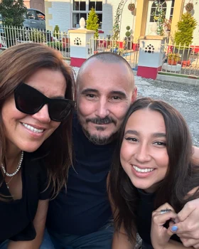 Mirela Retegan cu fiica Maya și Cornel Sorian 