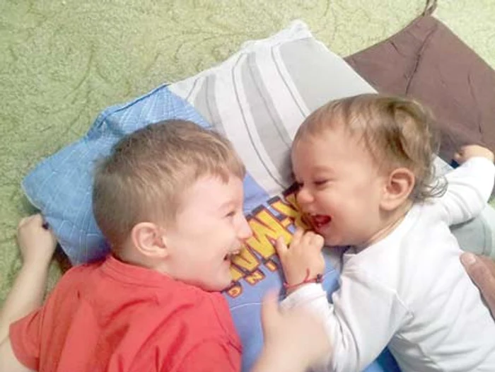 Antoine, 5 ani şi Raphael, un an şi jumătate