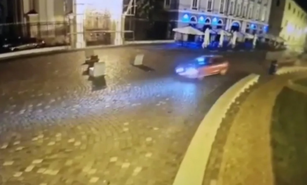 Cu maşina în Piaţa Unirii FOTO Poliţia Locală Timişoara