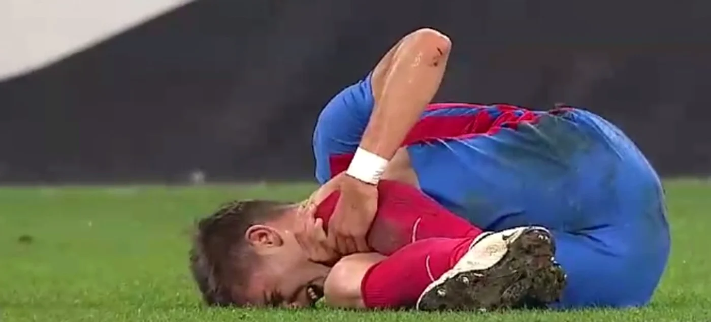 
    Dacă se confirmă leziunile la ligamente, mijlocaşul în vârstă de 21 de ani poate lipsi de pe teren până la 6 luniFoto Click!  