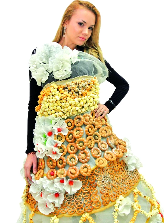 
    Izabela are o  rochie de 3 kg împodobită cu floricele de  porumb şi covrigei  