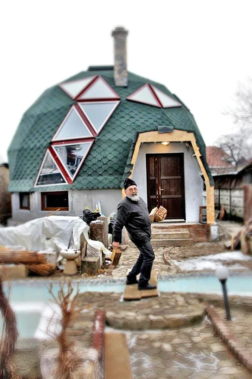Tatăl lui Marius e mândru  de căsuţa pe care şi-a  construit-o în 2012