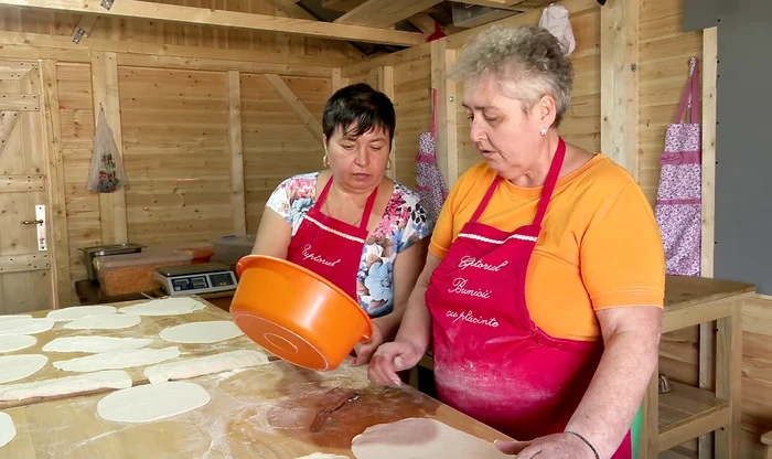 Surorile Nela și Sofia prepară delicioasele plăcinte cu dovleac. FOTO Iulian Bunilă