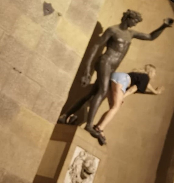 Italienii sunt revoltaţi de fotografiile unei turiste care, căţărată pe statuia lui Bachus, mimează o scenă erotică FOTO