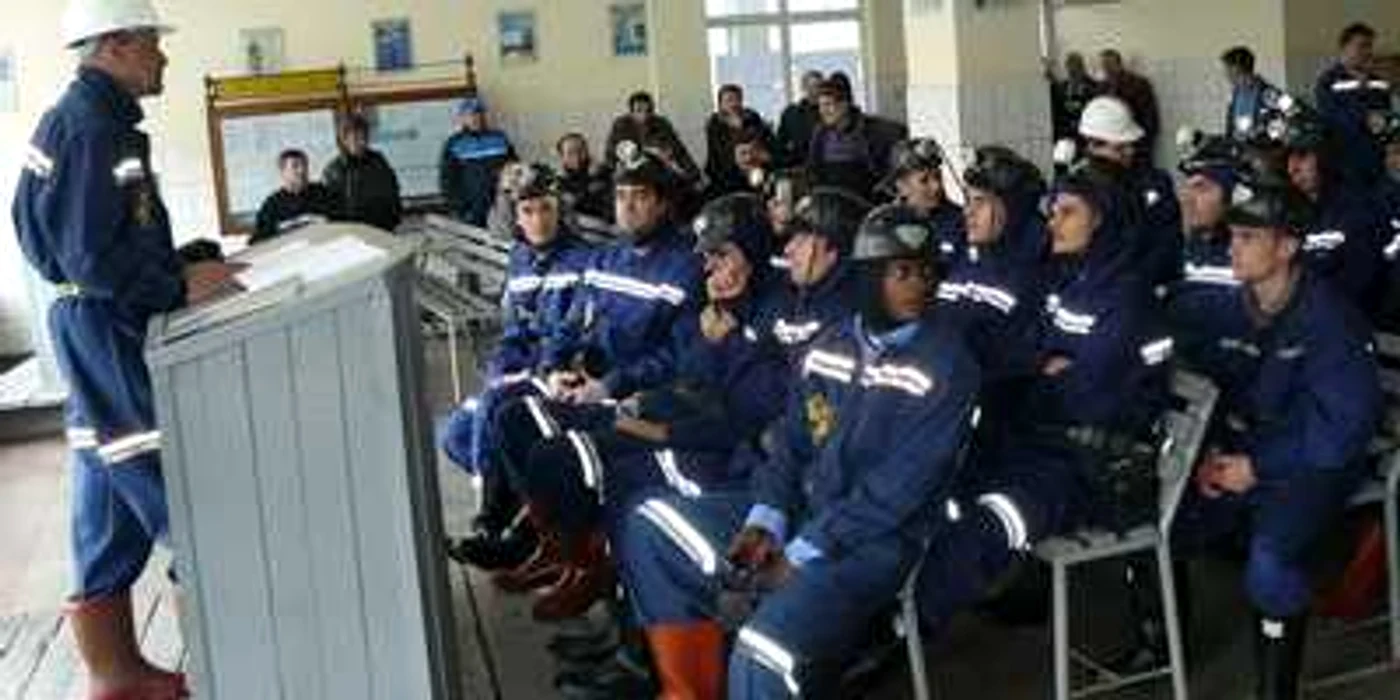 Pandurii au primi salopete şi căşti de miner pentru a intra în mina Lupoaia 