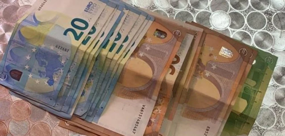 O tânără și un băiat de 16 ani, reţinuţi în Capitală pentru şantaj. Au amenințat un bărbat că-l vor defăima public dacă nu le dă bani