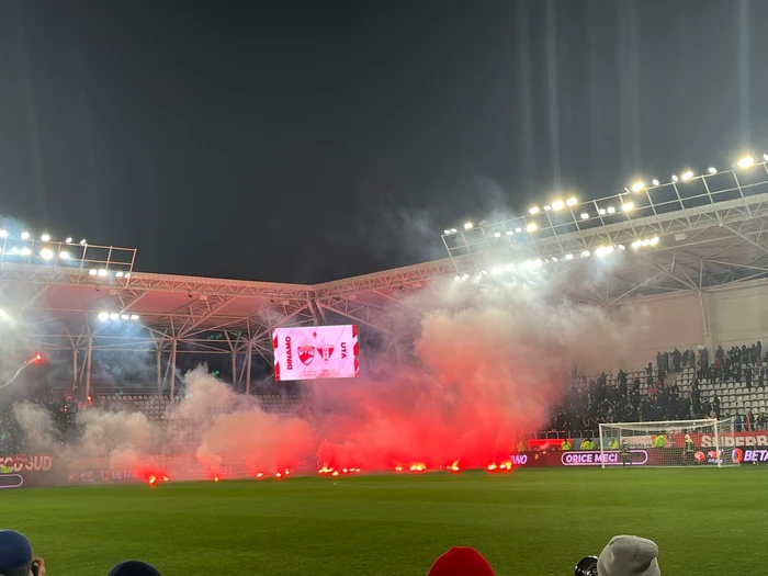 Torțe și petarde aruncate pe gazon FOTO Complexul Sportiv Național "Arcul de Triumf"