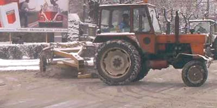 Drumarii au utilajele pregătite pentru deszăpeziri