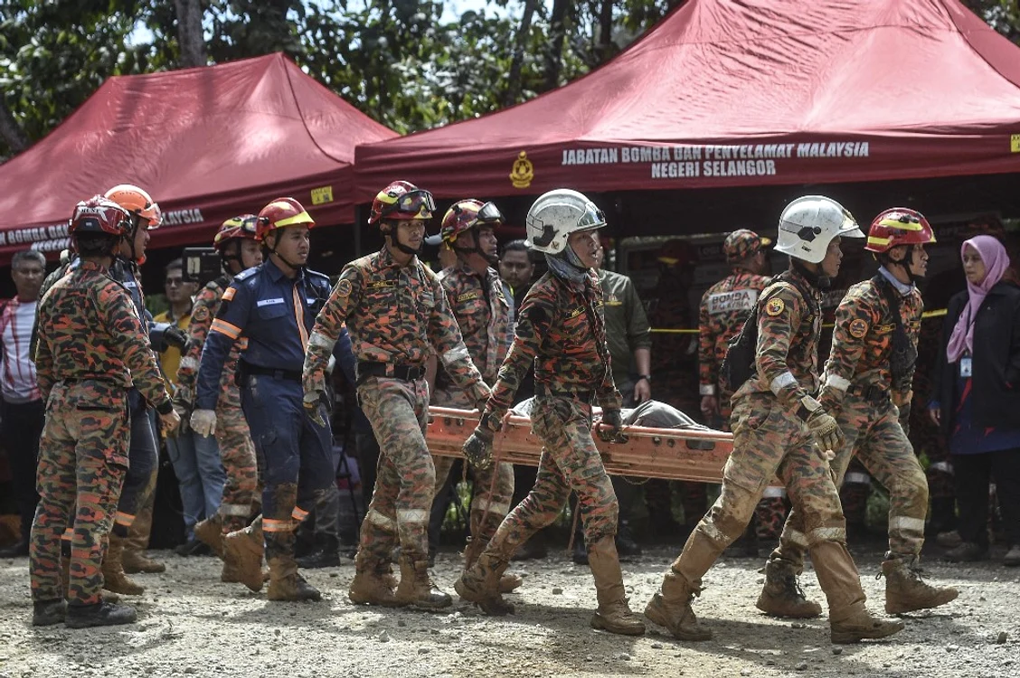 Echipele de intervenție caută supraviețuitori Foto: AFP