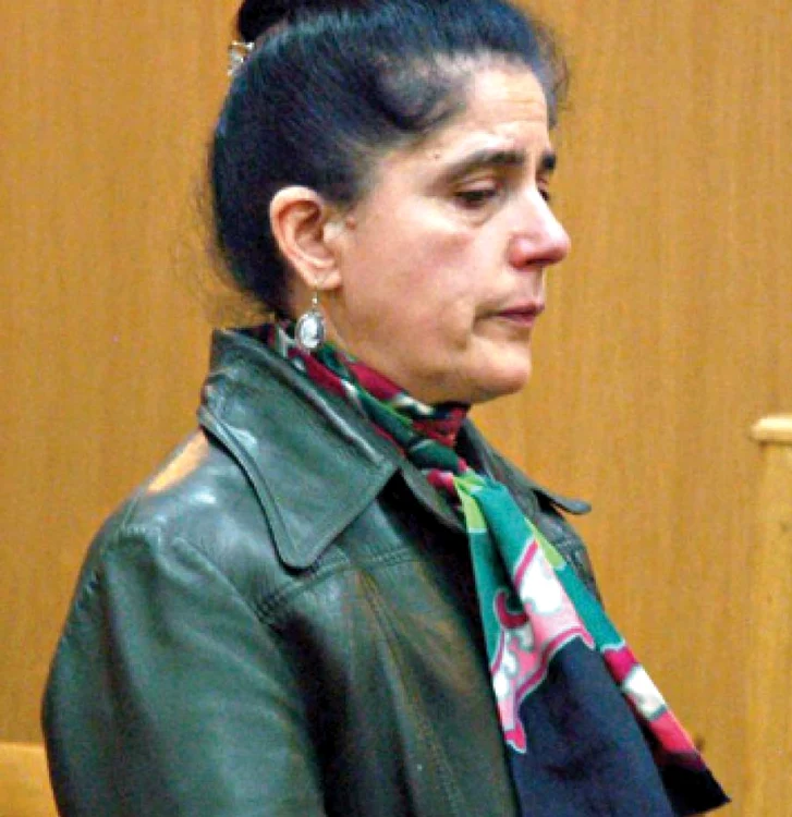 Elena Munteanu a fost arestată la 26 octombrie, după ce ar fi primit, în mod repetat, sume de bani de la aparţinătorii persoanelor cu deficienţe, promiţându-le că poate influenţa comisia care face încadrarea în grade de handicap.(foto: ziarul de Bacău)