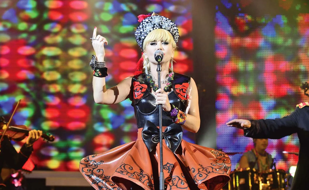 
    Loredana Groza face mărturisiri şocante în noua ei carte. Azi câştigă 15.000 de euro la un concert, dar în adolescenţă făcea foamea  