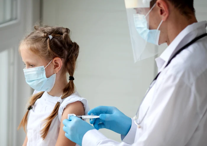 Începând de anul viitor, elevii ar putea fi vaccinați în școliFoto: Shutterstock