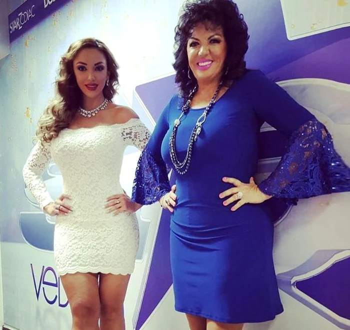 Alexandra şi Carmen Harra se află în România