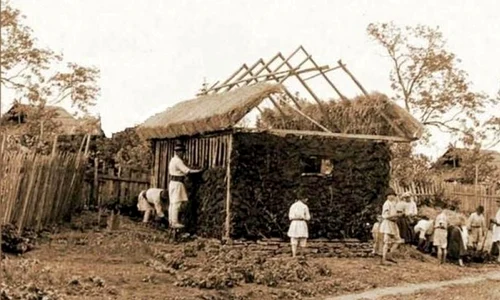 Luna de miere de acum un secol: „Însurăţeii tăiau o găină în prag şi făceau clacă la frământat lut pentru noua casă“ jpeg