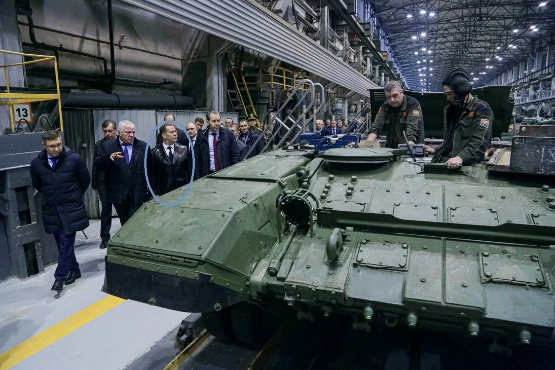Dmitri Medvedev în vizită la o fabrică de tancuri. Foto: Captură video Twitter