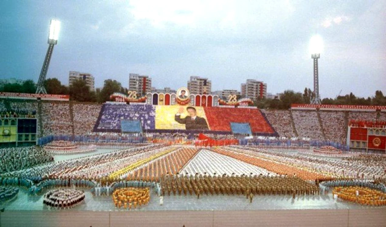 
    Stadionul 23 august era plin cu români ieșiți la paradă  