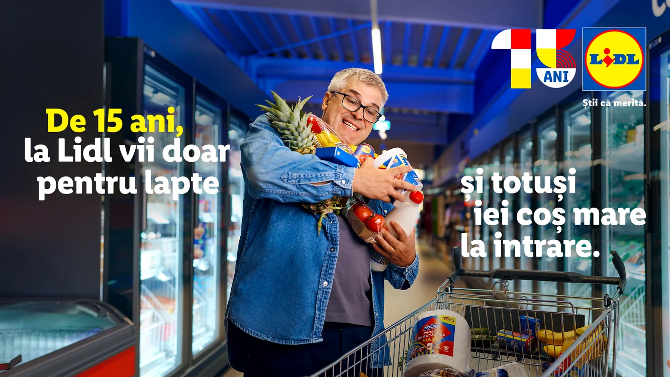 Un bărbat cu mai multe produse în brațe