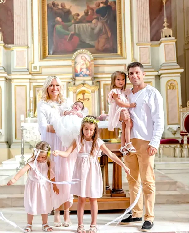 Laura Coșoi alături de soț și cele patru fetițe. Foto: Instagram 