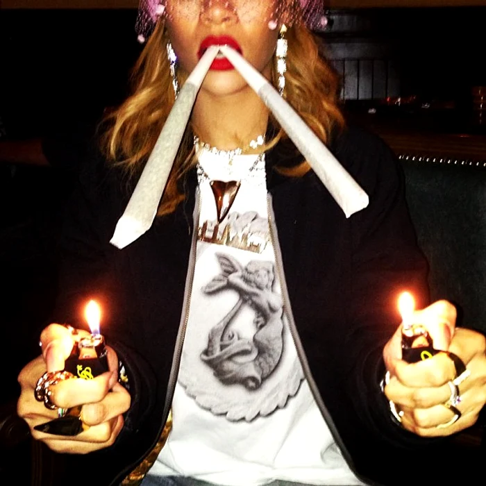 Rihanna, in timp ce fuma marijuana