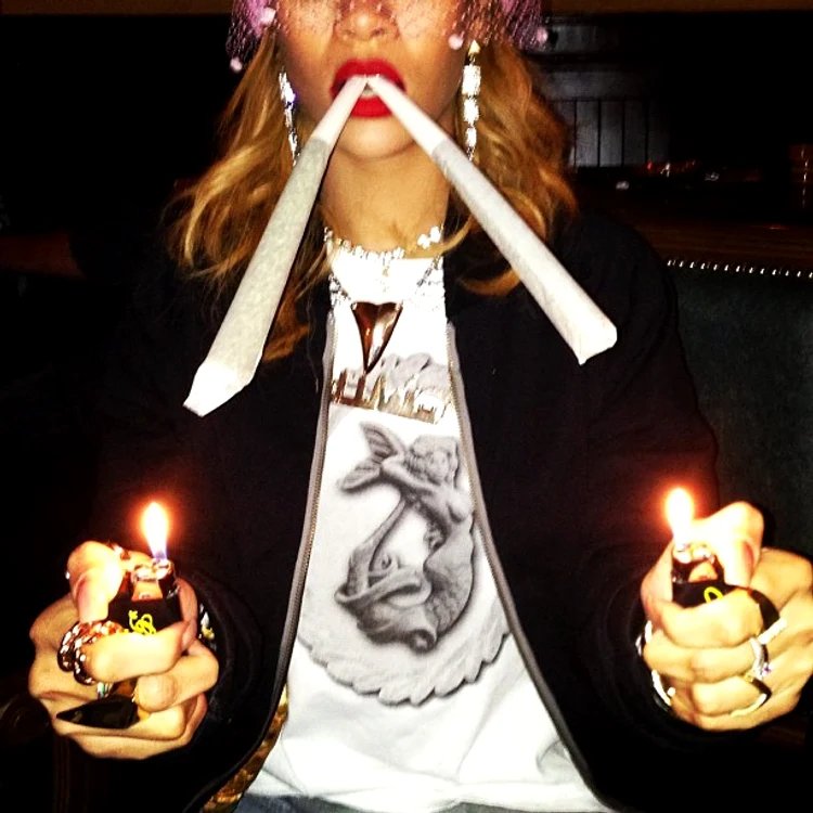 Rihanna, in timp ce fuma marijuana