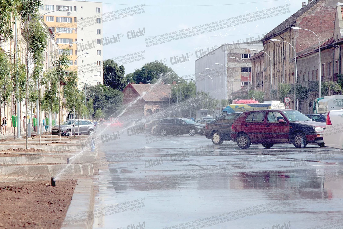 
    Ţâşnitoarele inteligente  spală asfaltul de  pe strada Văcărescu  