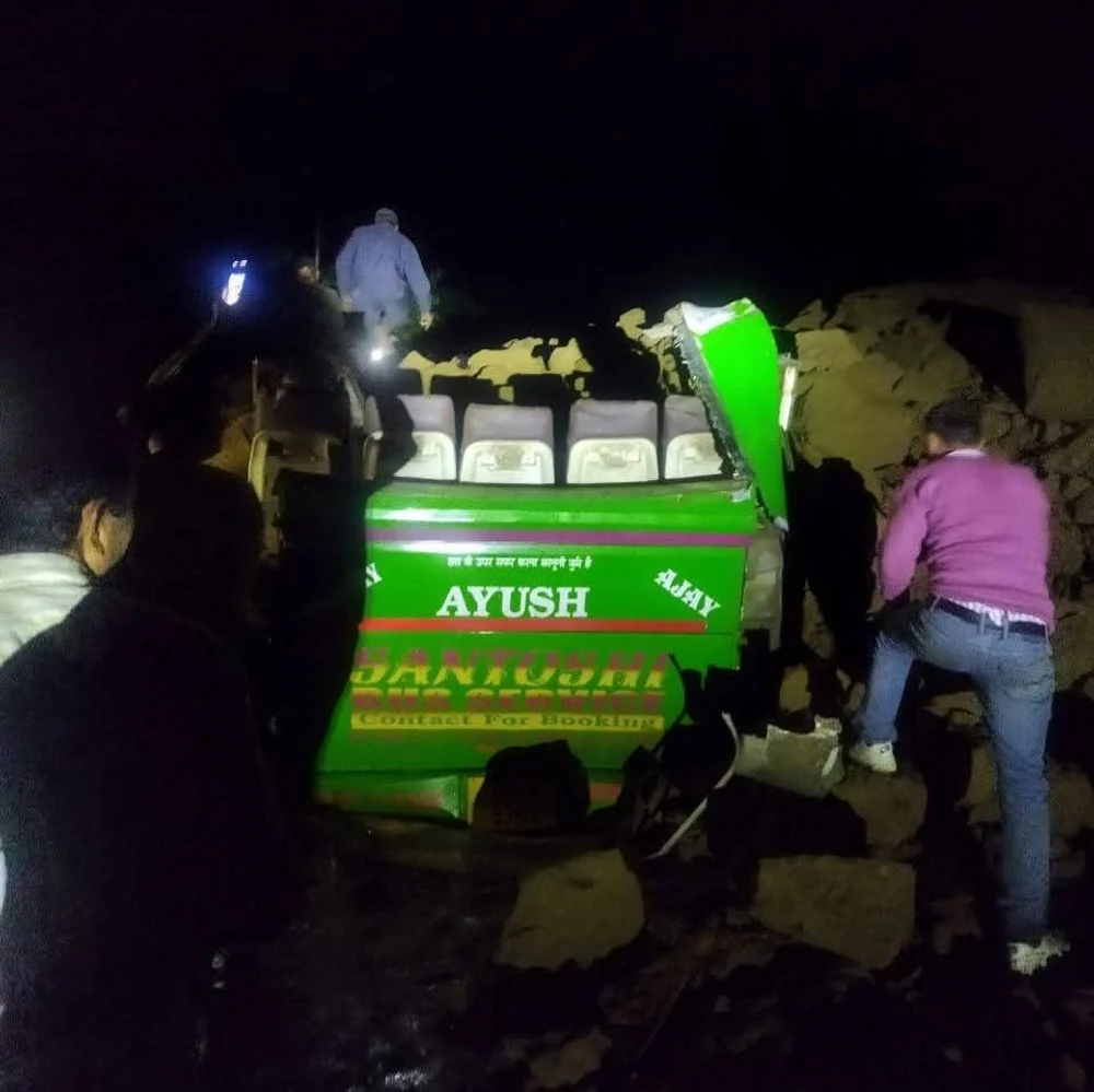 Tragedie în India. O alunecare de pământ provocată de ploi a omorât 15 oameni care se aflau într-un autobuz