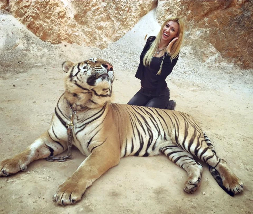 
    Andreea nu-l scapă din ochi nicio clipă pe iubitul americanFoto: Arhivă personală  