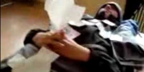 Întins pe catedră, elevul făcea pe mortul