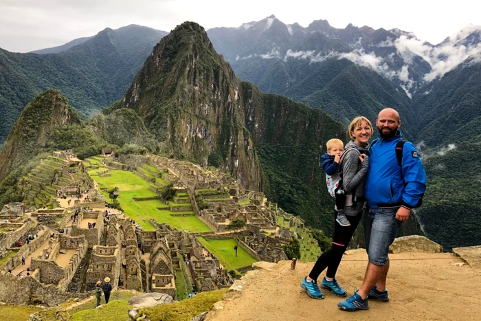 Soţii Alina şi Andrei Ceclan cu micuţul Eric, la Machu Picchu