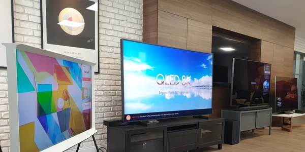 Samsung gama QLED 4K şi 8K si Serif