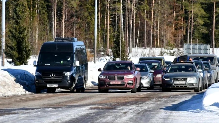 Coloană de maşini ale ruşilor la graniţa cu Finlanda/ FOTO BBC