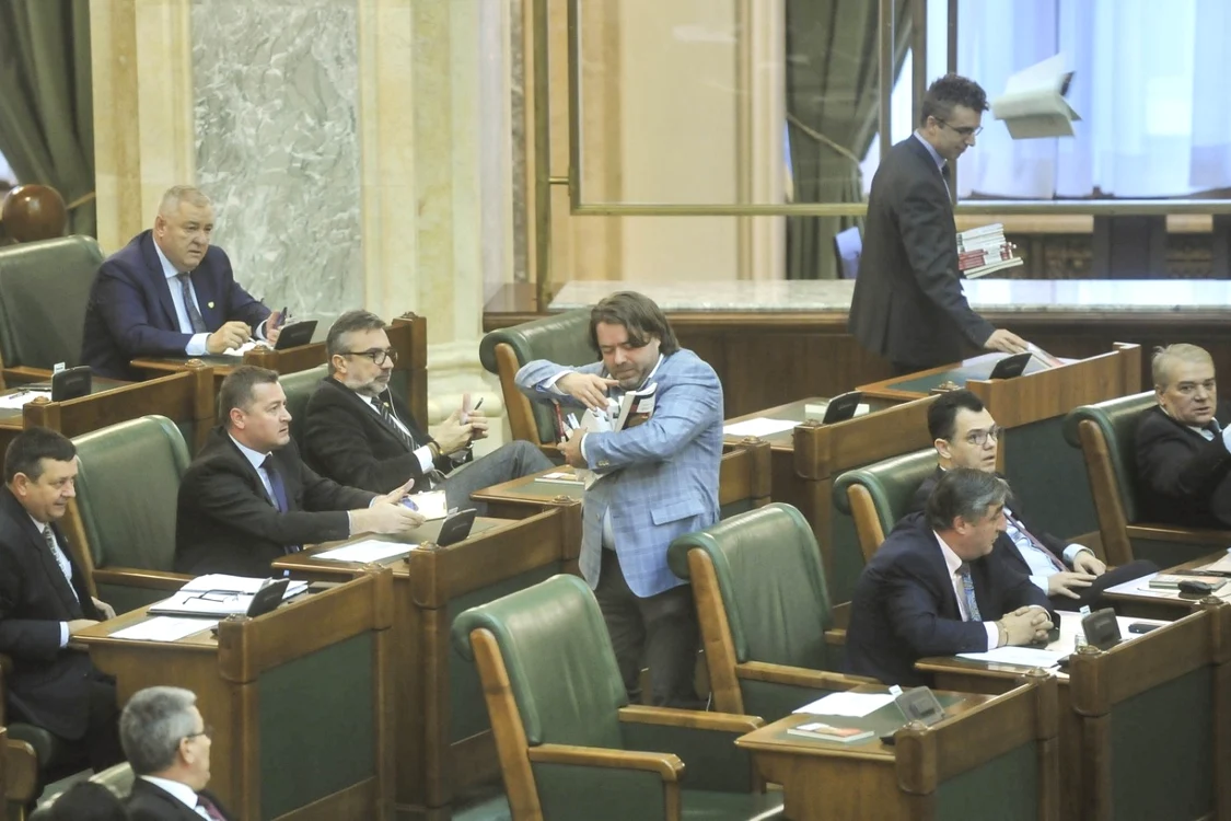 Senatorii USR le-a dat colegilor din PSD şi ALDE câte un exemplar din volumul „Ferma animalelor“