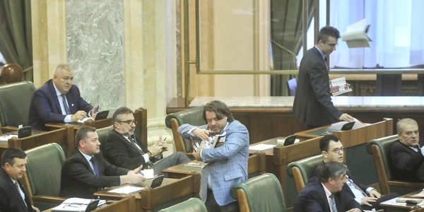 Senatorii USR le-a dat colegilor din PSD şi ALDE câte un exemplar din volumul „Ferma animalelor“