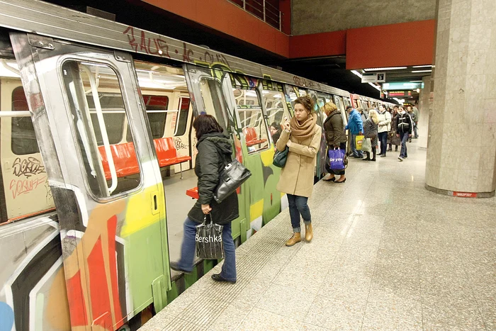 
    Basarab. Pe magistrala IV avem trenuri din anii '70foto: Click!  