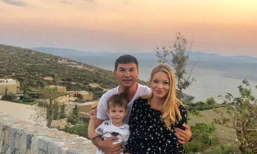 Valentina Pelinel şi Cristi Borcea, alături de fiul lor Milan, în Turcia jpeg