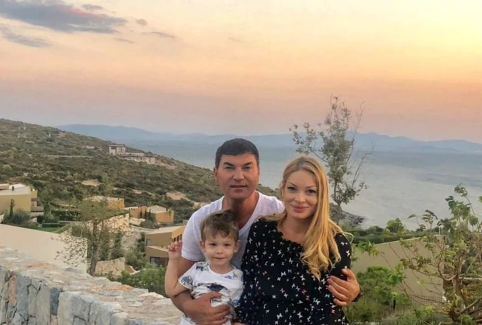 Valentina Pelinel şi Cristi Borcea, alături de fiul lor Milan, în Turcia