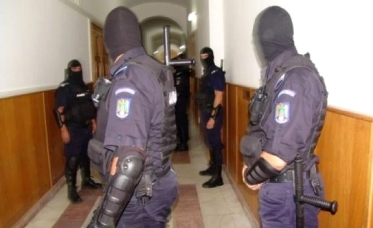 
    Procurorii DIICOT au arestat cinci suspecți, dintre care trei sunt militariFoto: arhivă Click!  