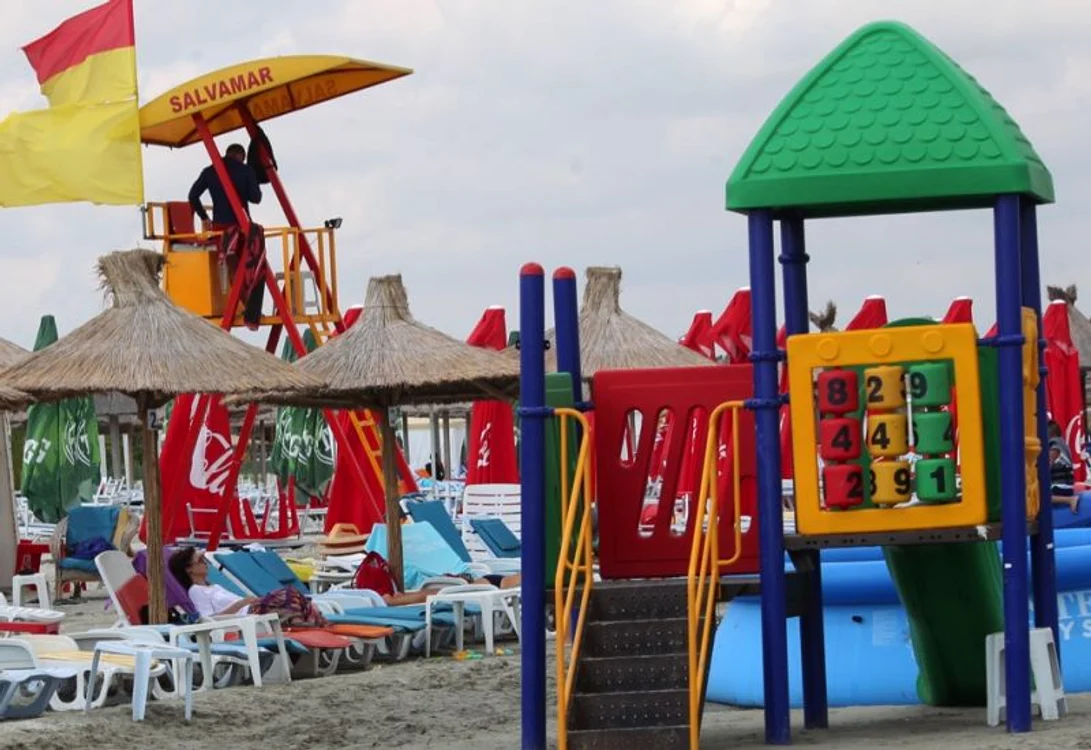Solista a ales o zonă de plajă cu loc de joacă 