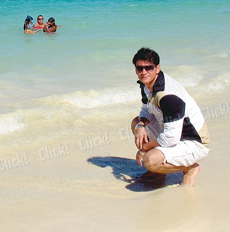 
    Pe plaja Lanikai din Oahu,  Hawaii. Nisipul era alb, fin,  şi apa de un turcoaz ireal (Fotografii: Arhiva Personală)  