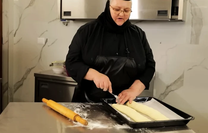 Maica Varvara prepară plăcintă de post sărată cu cartofi / FOTO: captură video Trinitas