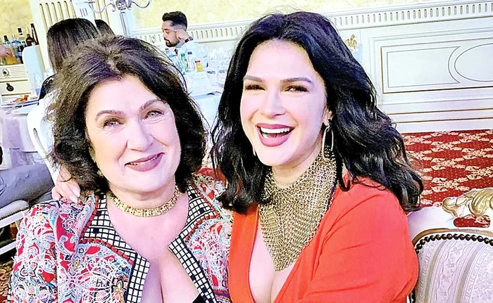 Monica Bârlădeanu o vizitează adesea, la Iași, pe mama ei