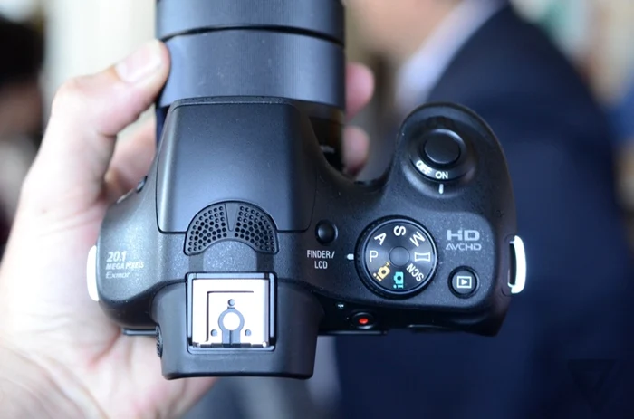 sony alpha 3000 foto the verge