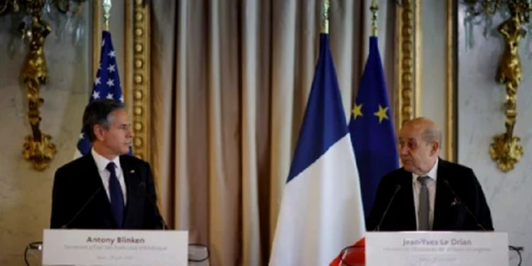 Secretarul de stat american şi ministrul de externe francez Jean-Yves Le Drian FOTO via News.ro