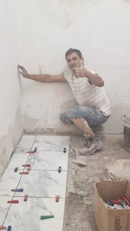 Ziua muncește în construcții,  seara scrie poezii